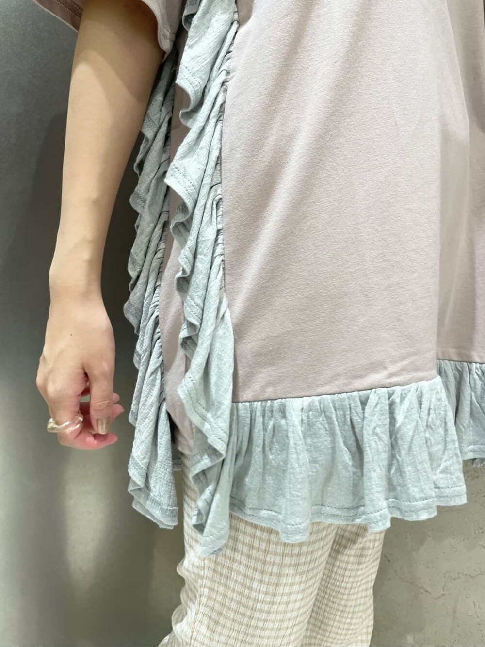 ピンク系のTシャツ/カットソー、ベージュ系のその他パンツ、シルバー系のその他シューズを着用したレディースの夏コーディネートの6枚目の写真