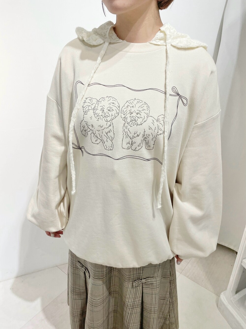 ベージュ系のスウェット、ホワイト系のTシャツ/カットソー、その他のスカートを着用したレディースの春コーディネートの4枚目の写真