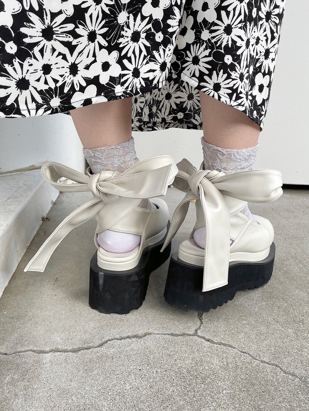 ブラック系のワンピース、ホワイト系のシャツ/ブラウス、ホワイト系のパンプスを着用したレディースの秋コーディネートの7枚目の写真