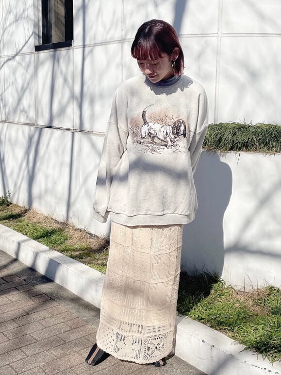 ブラック系のパンプス、パープル系のTシャツ/カットソー、ホワイト系のTシャツ/カットソーを着用したレディースの冬コーディネートの2枚目の写真