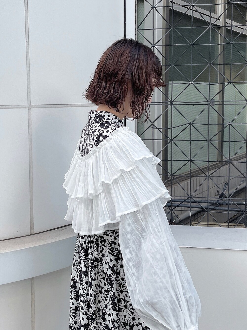 ブラック系のワンピース、ホワイト系のシャツ/ブラウス、ホワイト系のパンプスを着用したレディースの秋コーディネートの6枚目の写真