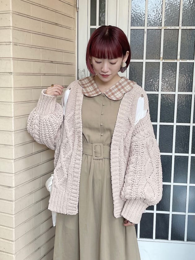 ベージュ系のワンピース、ブラウン系のハンドバッグ、ホワイト系のパンプスを着用したレディースの秋コーディネートの4枚目の写真