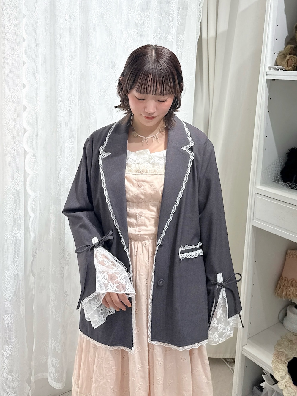 ピンク系のワンピース、ブラック系のローファー、ホワイト系のシャツ/ブラウスを着用したレディースの秋コーディネートの4枚目の写真