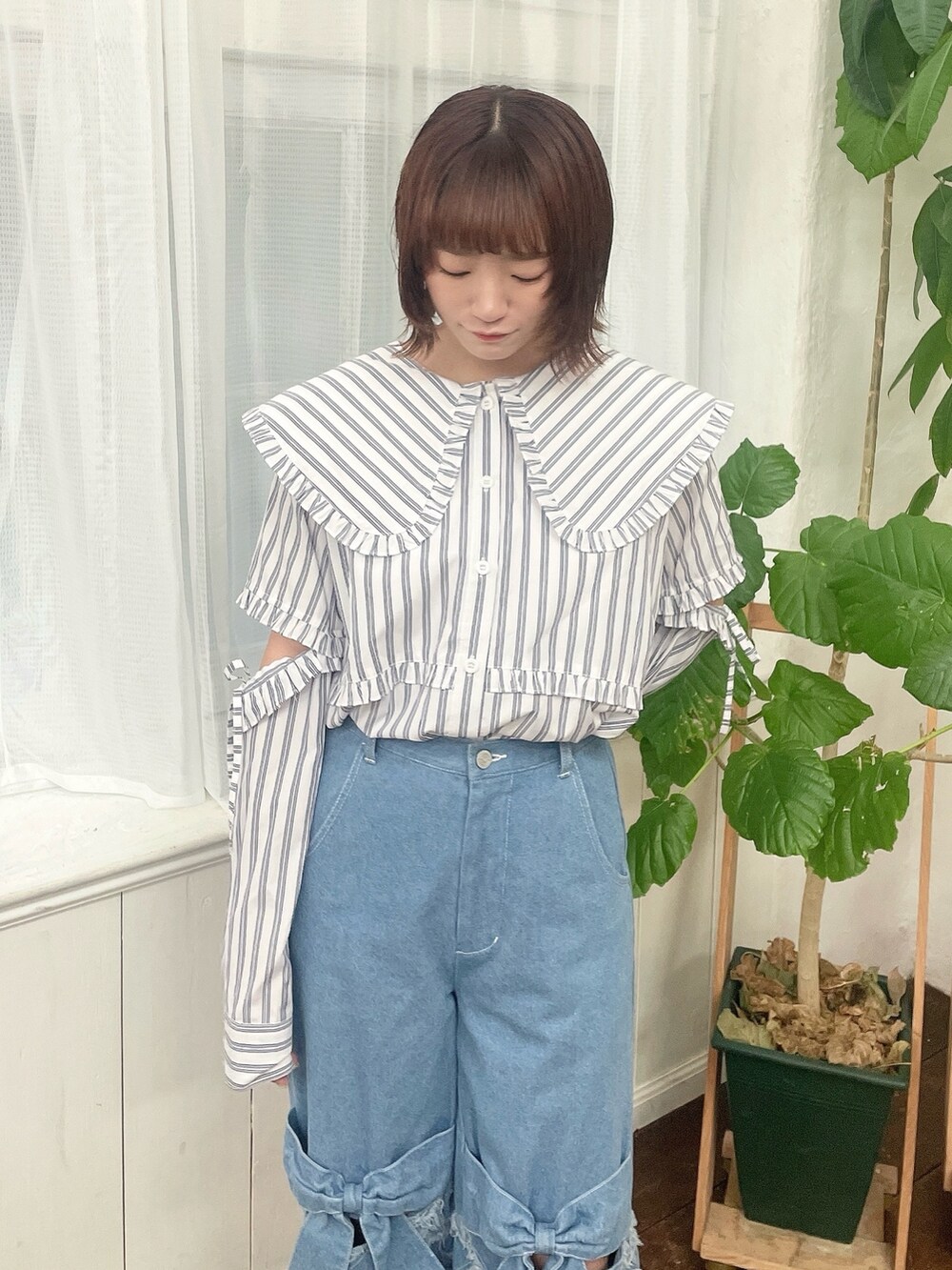 ホワイト系のシャツ/ブラウス、ブルー系のデニムパンツ、ホワイト系のスニーカーを着用したレディースの夏コーディネートの4枚目の写真