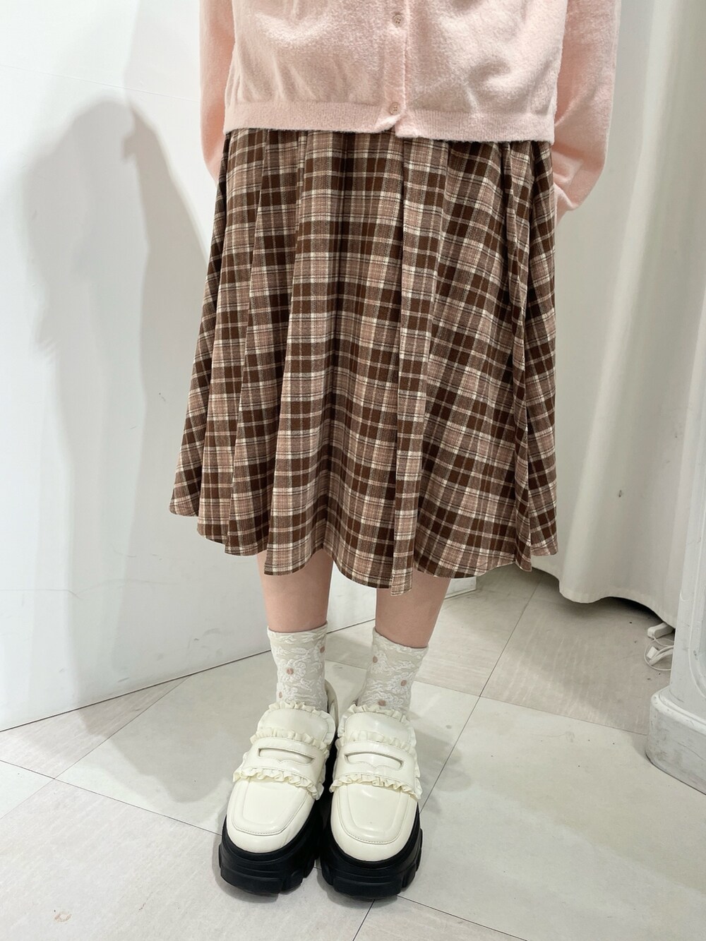 ホワイト系のシャツ/ブラウス、ピンク系のカーディガン/ボレロ、ブラウン系のスカートを着用したレディースの秋コーディネートの7枚目の写真