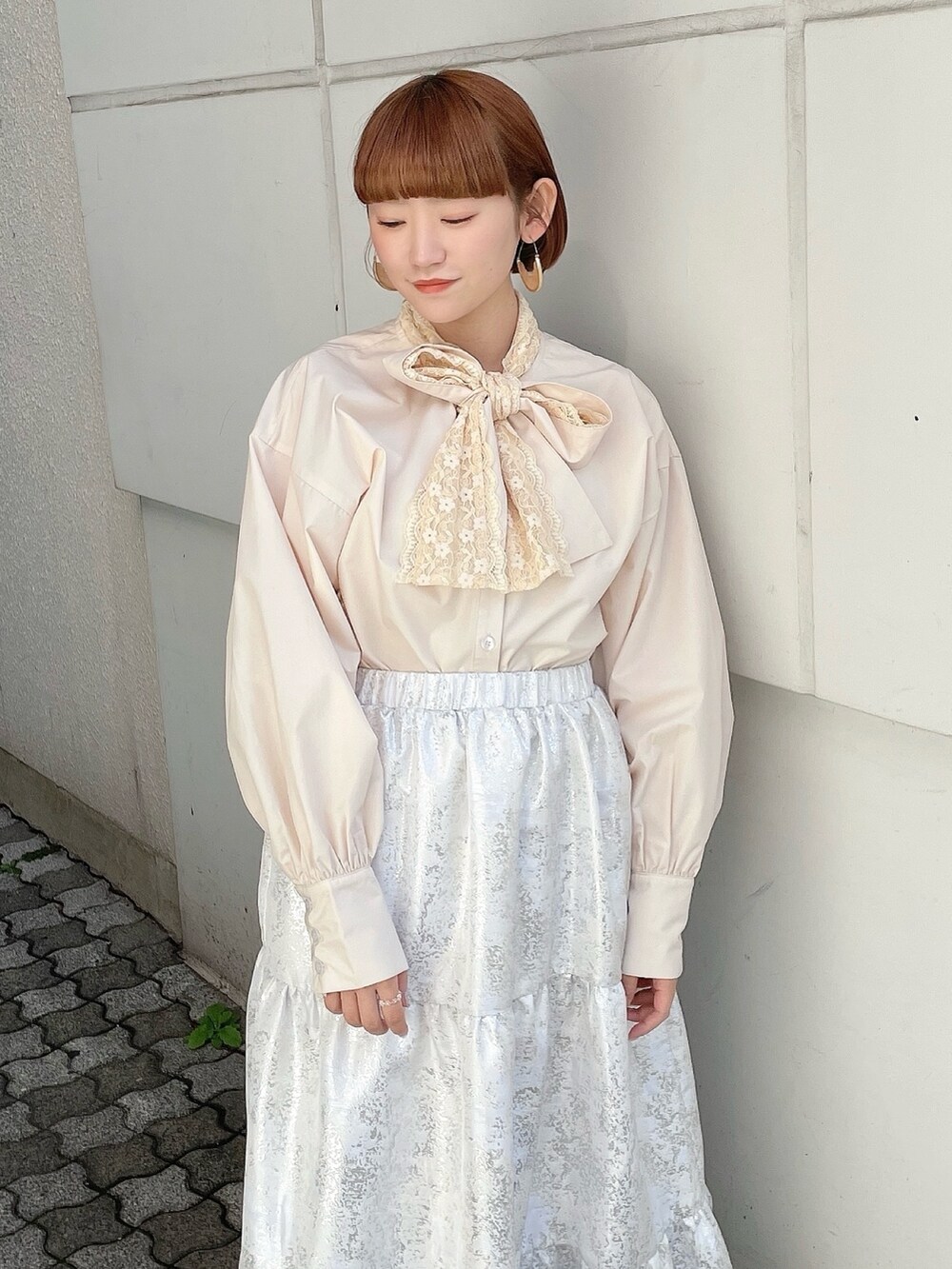 ホワイト系のシャツ/ブラウス、ホワイト系のスカート、ピンク系のパンプスを着用したレディースの春コーディネートの5枚目の写真