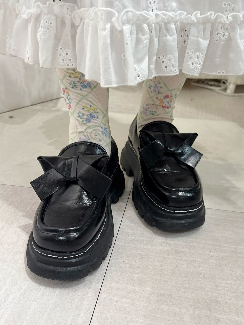 ホワイト系のカーディガン/ボレロ、ピンク系のTシャツ/カットソー、ホワイト系のワンピースを着用したレディースの秋コーディネートの7枚目の写真