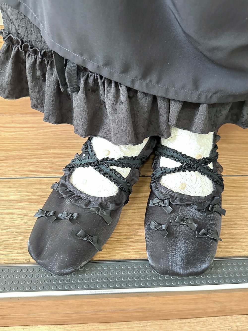 ブラック系のシャツ/ブラウス、ブラック系のワンピース、ブラック系のショルダーバッグを着用したレディースの夏コーディネートの8枚目の写真