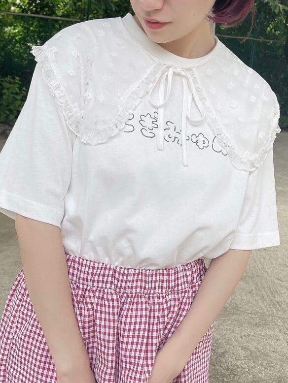 ホワイト系のサンダル、レッド系のスカート、ホワイト系のTシャツ/カットソーを着用したレディースの夏コーディネートの7枚目の写真