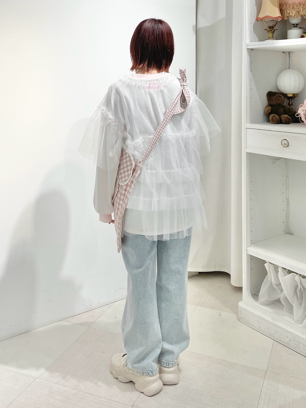 ホワイト系のTシャツ/カットソー、ピンク系のハンドバッグ、ホワイト系のTシャツ/カットソーを着用したレディースの夏コーディネートの3枚目の写真