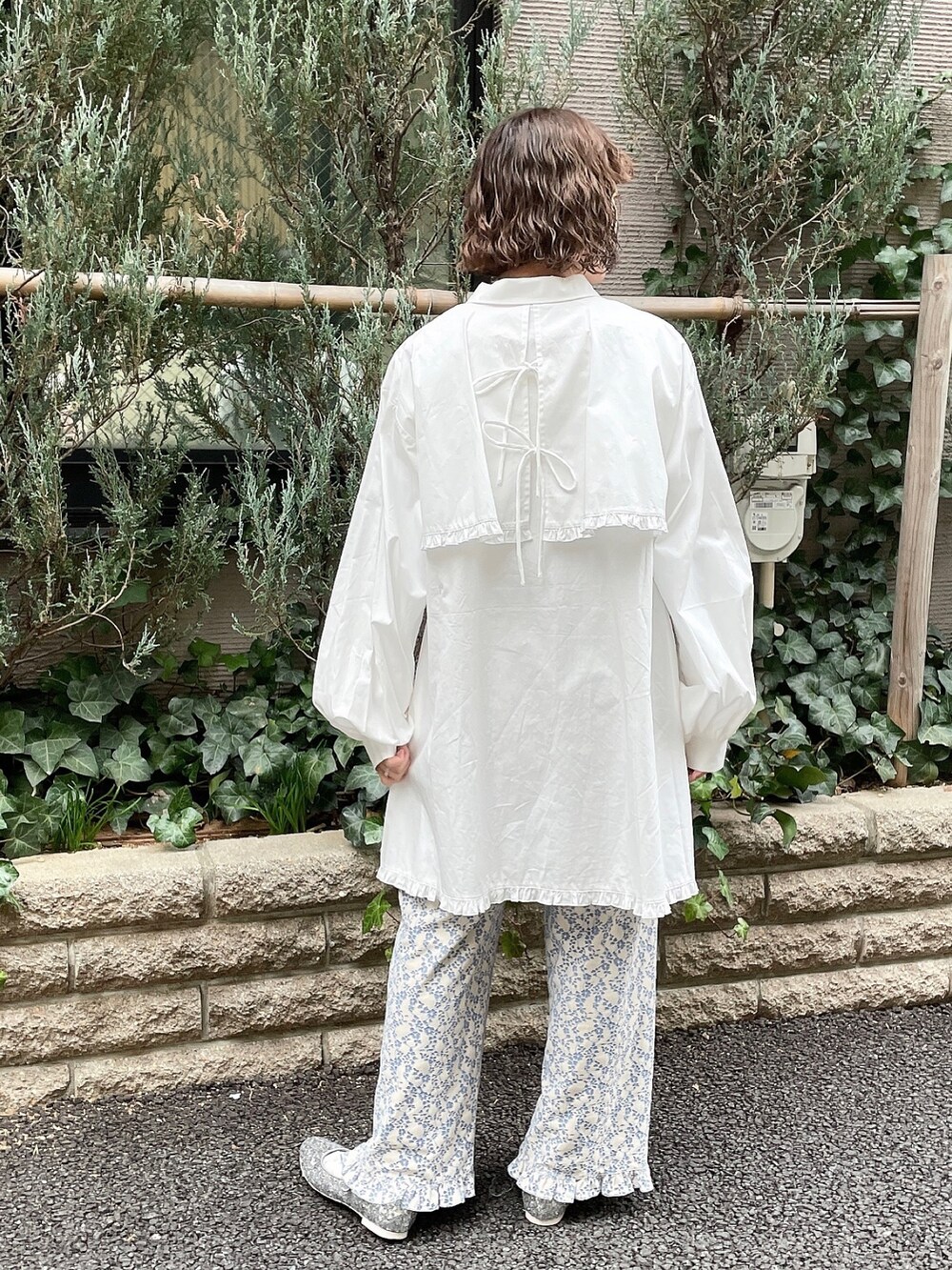 ホワイト系のワンピース、ブルー系のその他パンツ、ホワイト系のトートバッグを着用したレディースの冬コーディネートの6枚目の写真