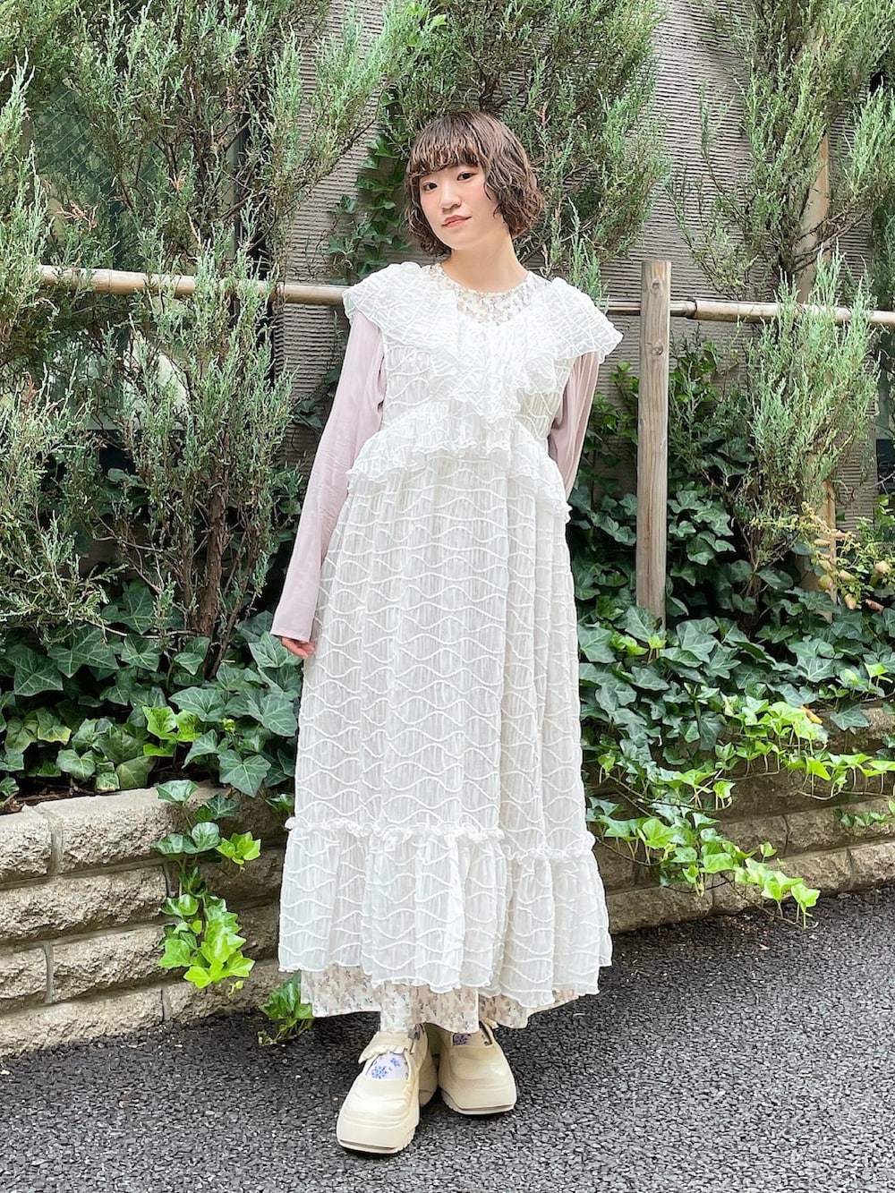 ホワイト系のワンピース、ホワイト系のワンピース、ホワイト系のスニーカーを着用したレディースの秋コーディネートの3枚目の写真