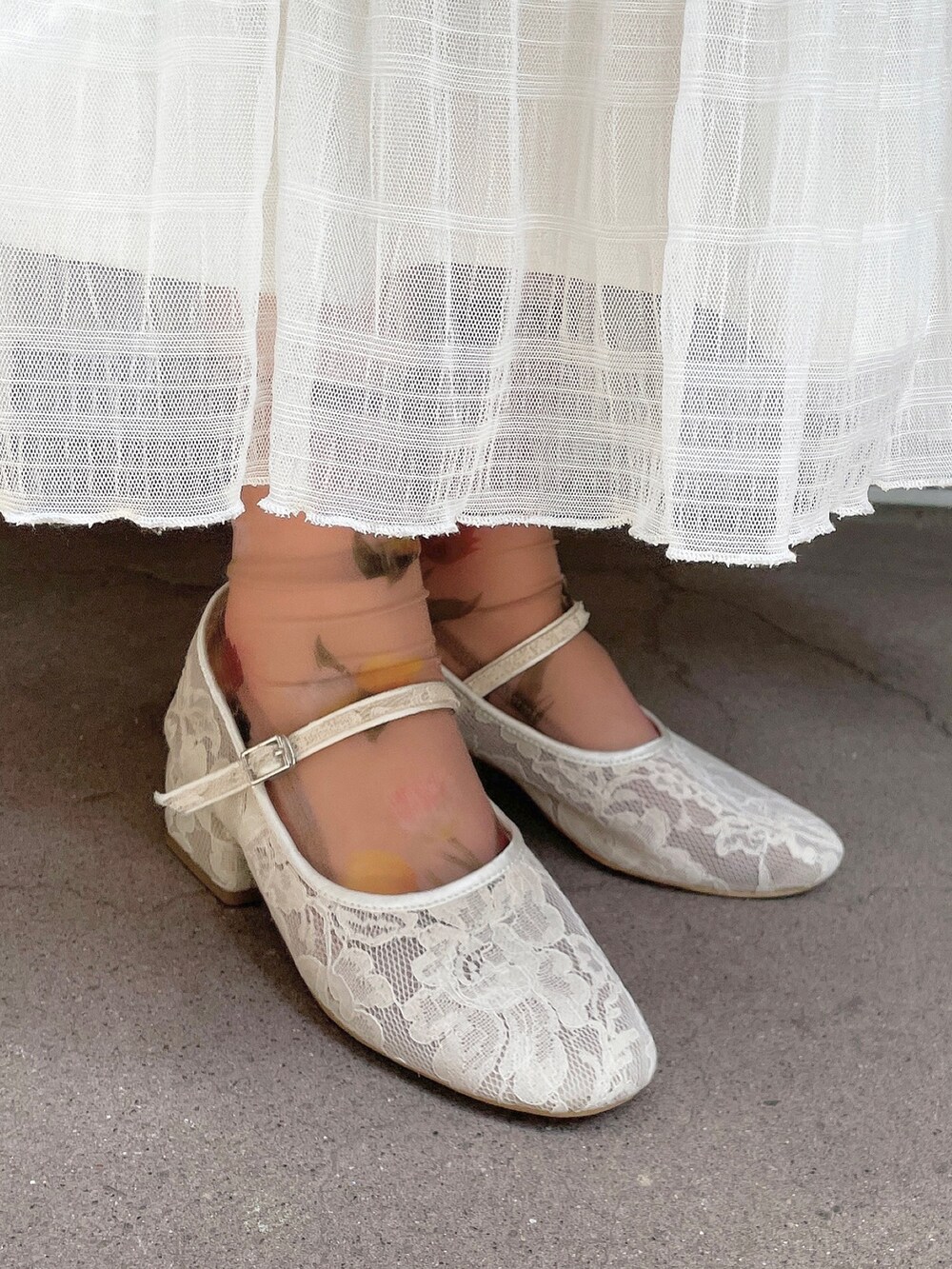 ホワイト系のワンピース、ホワイト系のワンピース、ホワイト系のパンプスを着用したレディースの春コーディネートの6枚目の写真