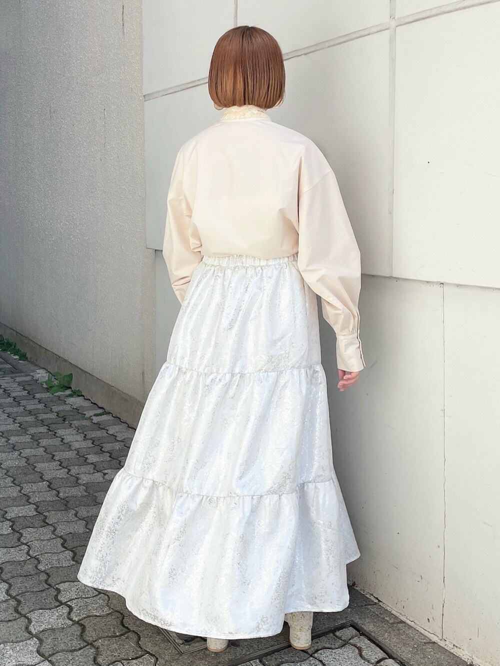 ホワイト系のシャツ/ブラウス、ホワイト系のスカート、ピンク系のパンプスを着用したレディースの春コーディネートの3枚目の写真