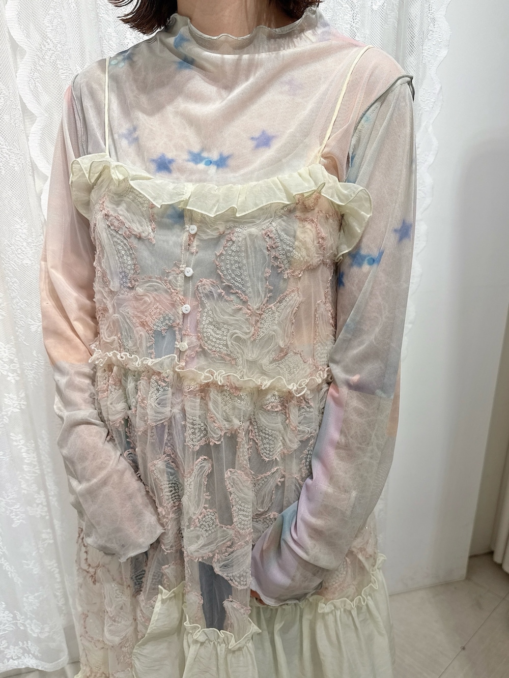 ピンク系のTシャツ/カットソー、ピンク系のワンピース、ブルー系のデニムパンツを着用したレディースの夏コーディネートの5枚目の写真