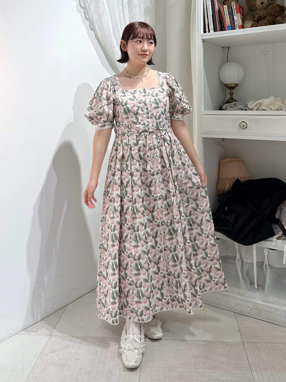 ホワイト系のワンピース、ホワイト系のバレエシューズを着用したレディースの春コーディネートの2枚目の写真