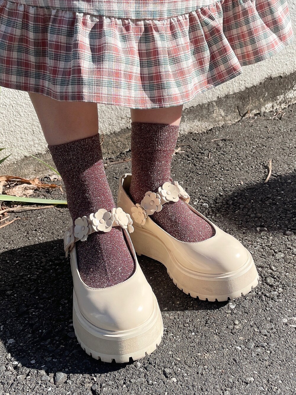 ホワイト系のカーディガン/ボレロ、ピンク系のワンピース、ホワイト系のローファーを着用したレディースの冬コーディネートの8枚目の写真