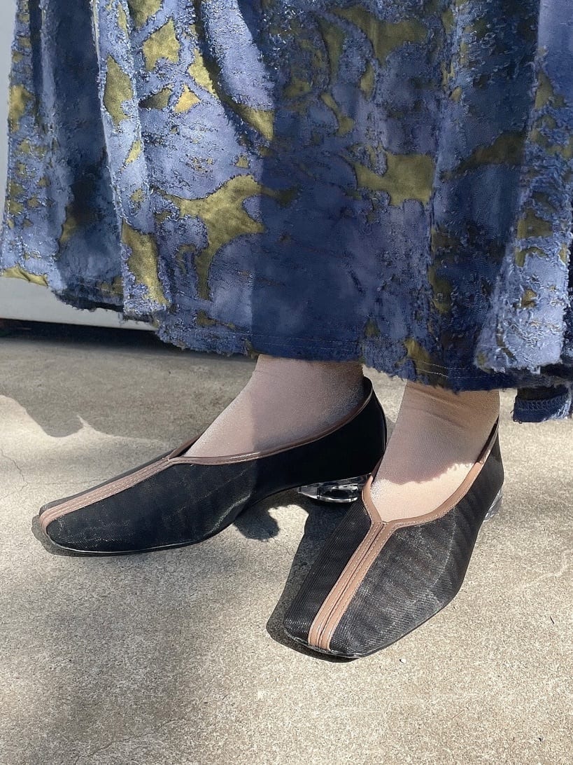 ブラック系のパンプス、ブルー系のワンピース、ブラック系のその他トップスを着用したレディースの冬コーディネートの7枚目の写真