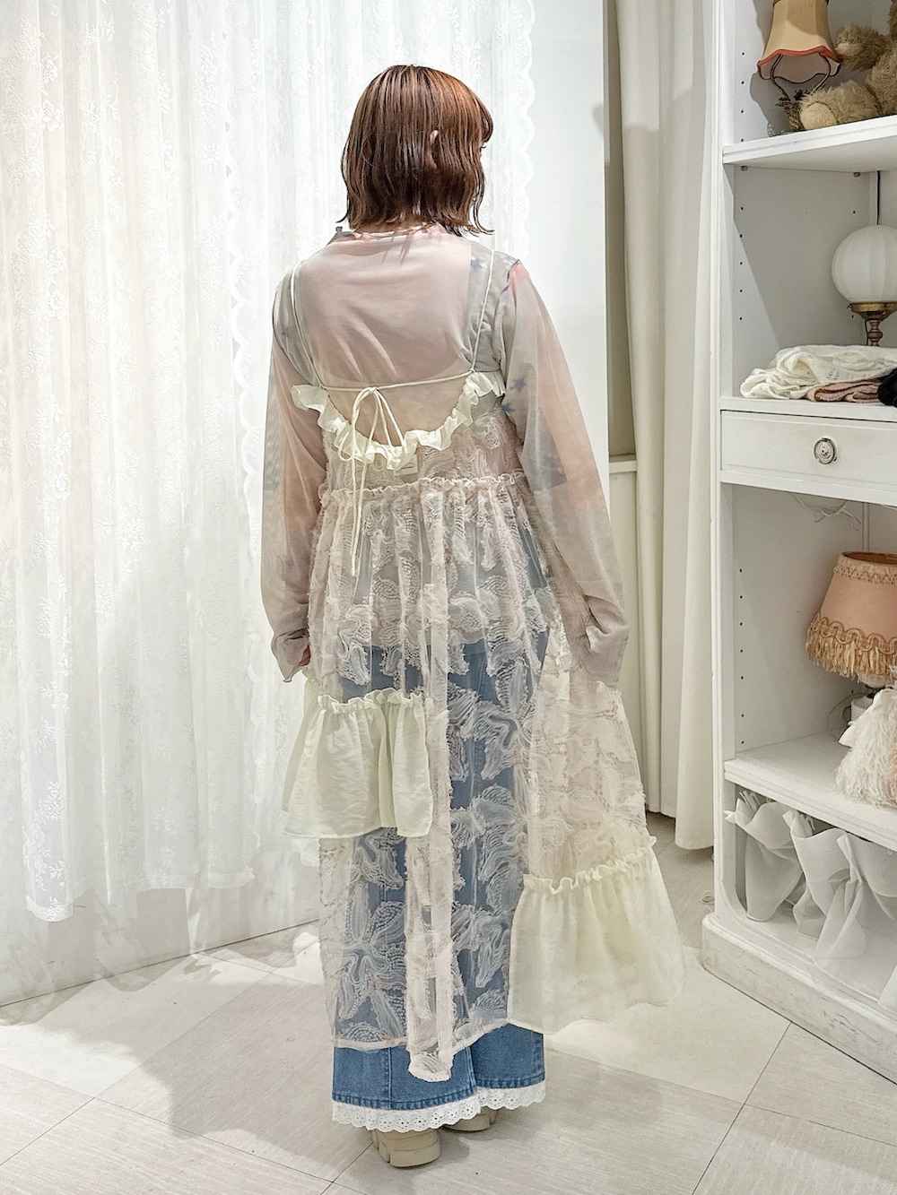 ピンク系のTシャツ/カットソー、ピンク系のワンピース、ブルー系のデニムパンツを着用したレディースの夏コーディネートの3枚目の写真