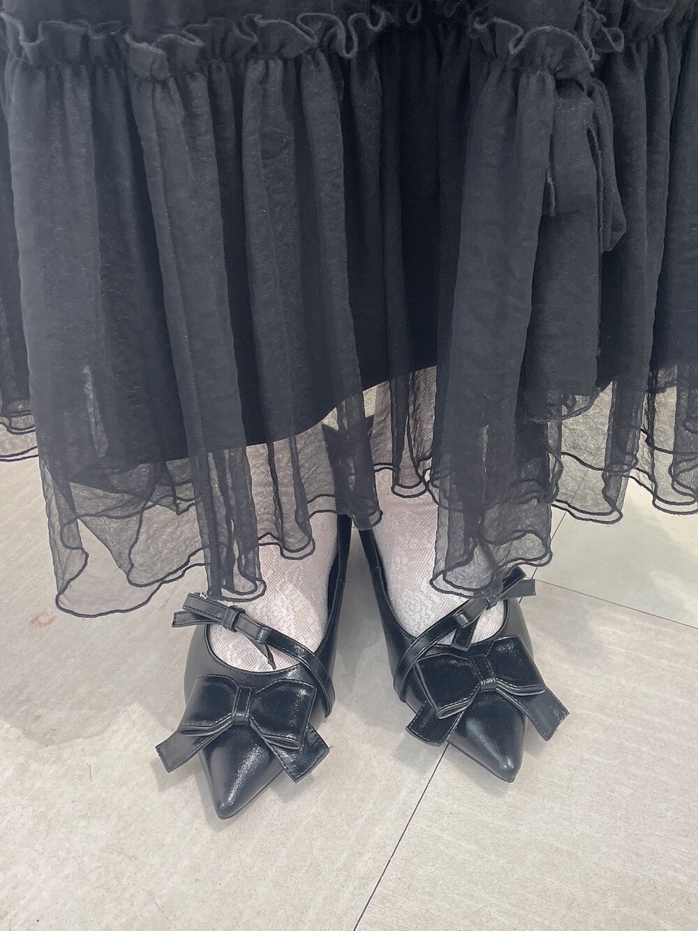 ブラック系のブルゾン、ピンク系のニット/セーター、ピンク系のショルダーバッグを着用したレディースの冬コーディネートの7枚目の写真