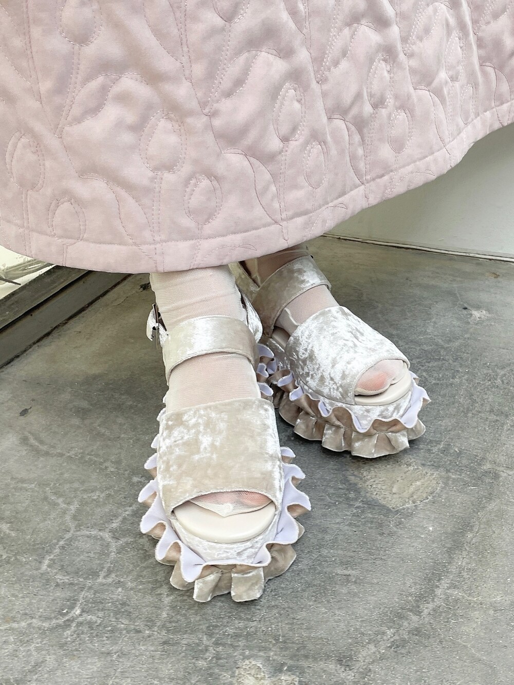 ホワイト系のカーディガン/ボレロ、ピンク系のTシャツ/カットソー、ピンク系のスカートを着用したレディースの夏コーディネートの7枚目の写真