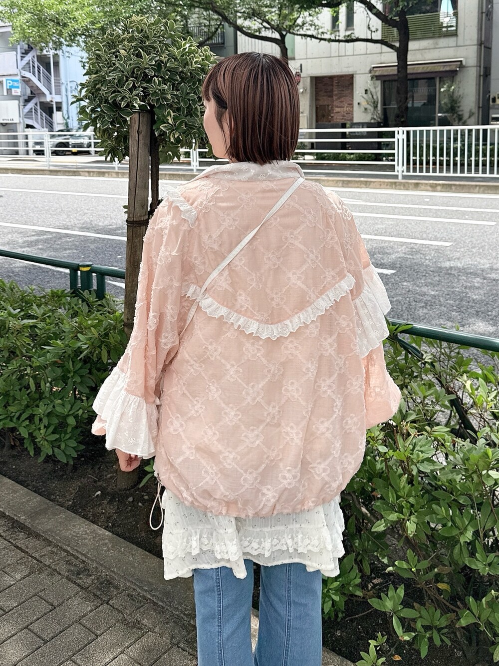 ピンク系のローファー、ホワイト系のTシャツ/カットソー、ブルー系のデニムパンツを着用したレディースの夏コーディネートの5枚目の写真
