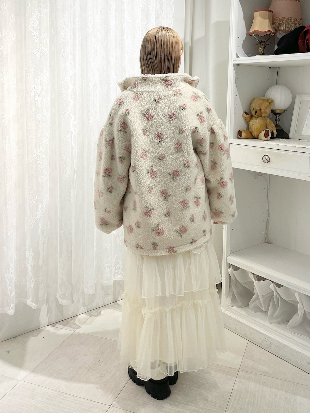 ピンク系のブルゾン、ピンク系のニット/セーター、その他のショルダーバッグを着用したレディースの冬コーディネートの5枚目の写真