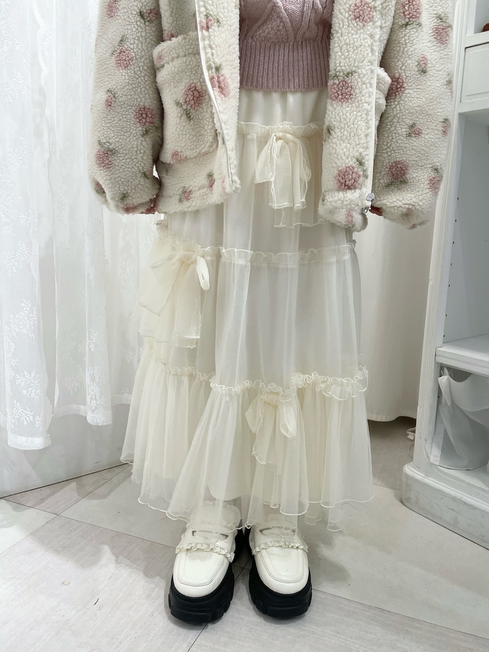 ピンク系のブルゾン、ピンク系のニット/セーター、その他のショルダーバッグを着用したレディースの冬コーディネートの8枚目の写真