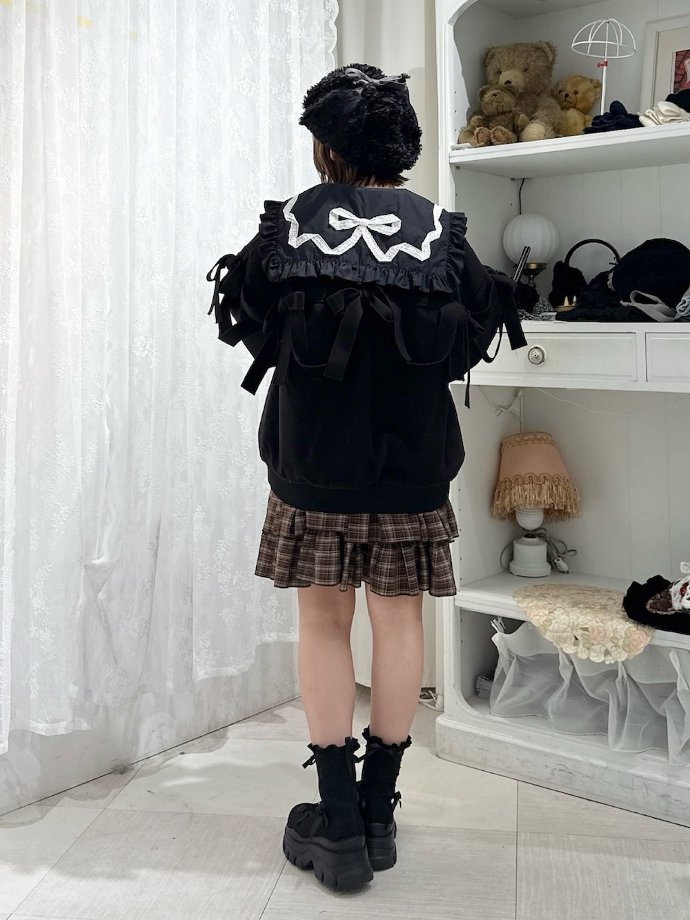 ブラウン系のワンピース、ブラック系のシャツ/ブラウス、ブラック系のブルゾンを着用したレディースの秋コーディネートの3枚目の写真