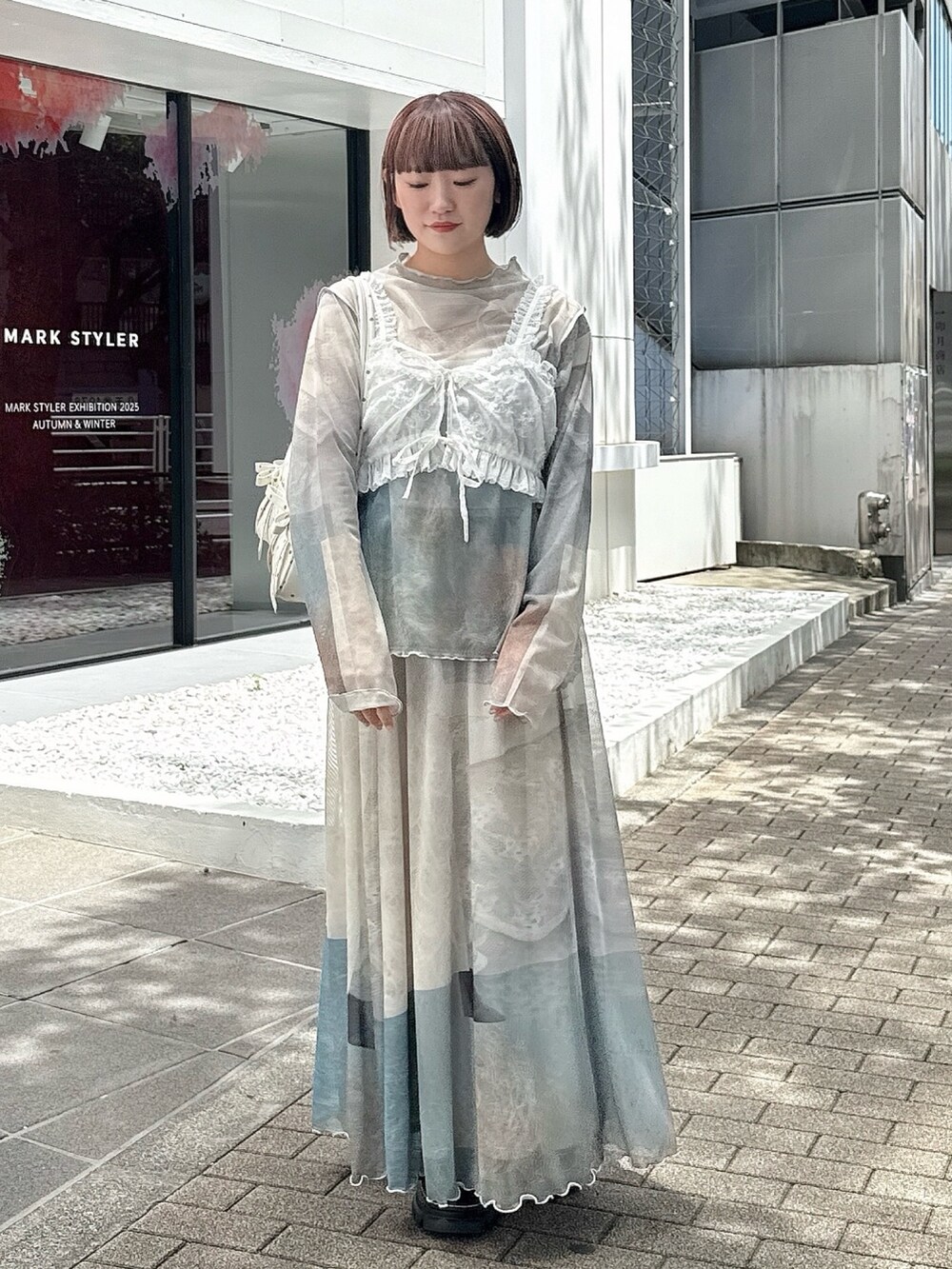 ホワイト系のシャツ/ブラウス、グリーン系のTシャツ/カットソー、その他のハンドバッグを着用したレディースの夏コーディネートの2枚目の写真