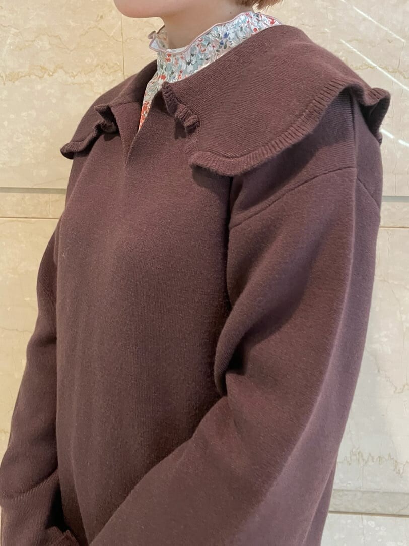 ブラック系のその他シューズ、ピンク系のTシャツ/カットソー、オレンジ系のスカートを着用したレディースの秋コーディネートの5枚目の写真