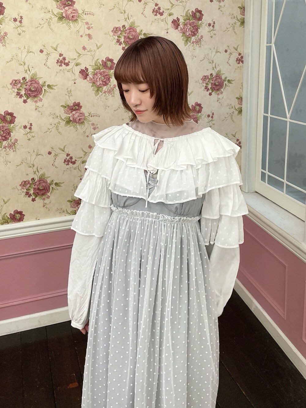 ホワイト系のシャツ/ブラウス、ホワイト系のTシャツ/カットソー、グレー系のワンピースを着用したレディースの夏コーディネートの6枚目の写真