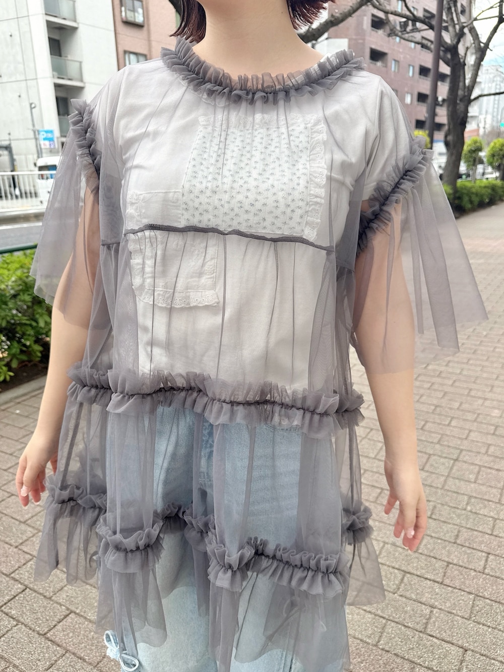 ホワイト系のTシャツ/カットソー、ブルー系のショルダーバッグ、グレー系のチュニックを着用したレディースの春コーディネートの4枚目の写真