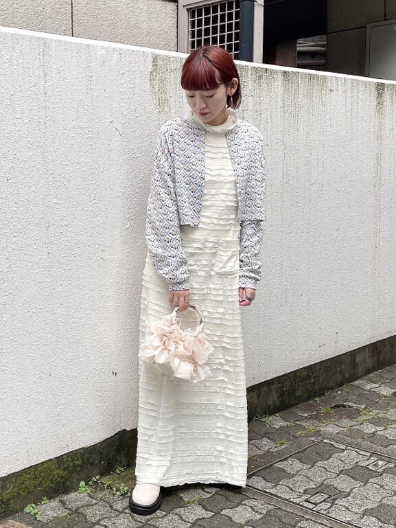 ホワイト系のワンピース、ホワイト系のブーツ、ホワイト系のハンドバッグを着用したレディースの夏コーディネートの2枚目の写真
