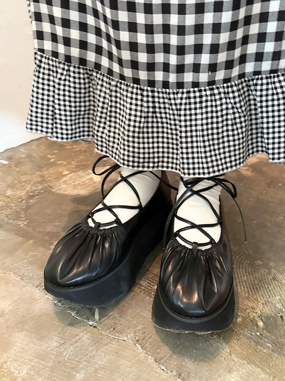 ブラック系のニット/セーター、ブラック系のカーディガン/ボレロ、ブラック系のトートバッグを着用したレディースの春コーディネートの7枚目の写真