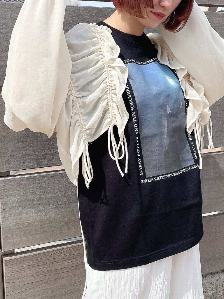 ブルー系のパンプス、ブラック系のTシャツ/カットソー、ホワイト系のシャツ/ブラウスを着用したレディースの春コーディネートの5枚目の写真