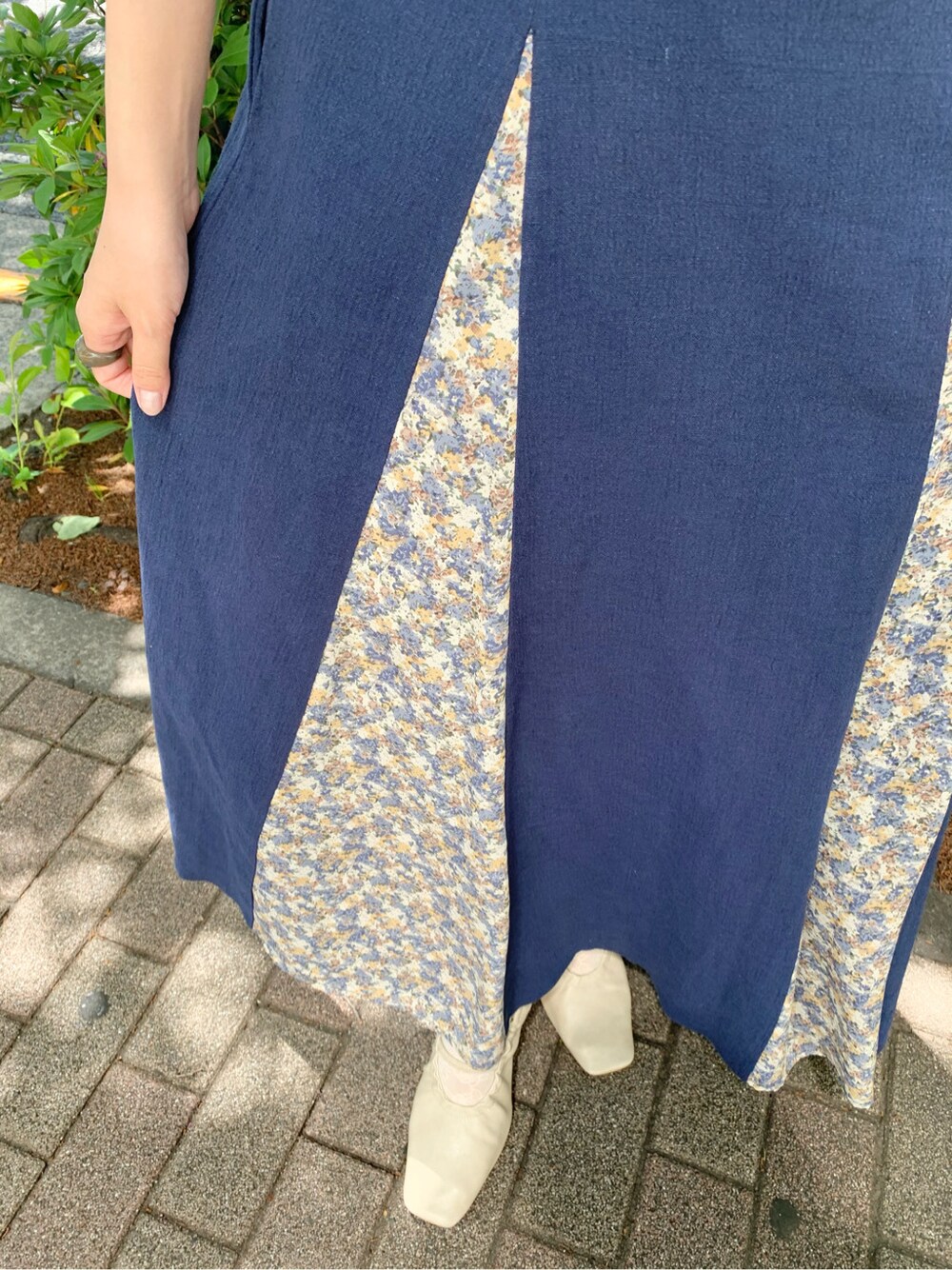 ホワイト系のパンプス、ベージュ系のシャツ/ブラウス、ブルー系のスカートを着用したレディースの春コーディネートの6枚目の写真