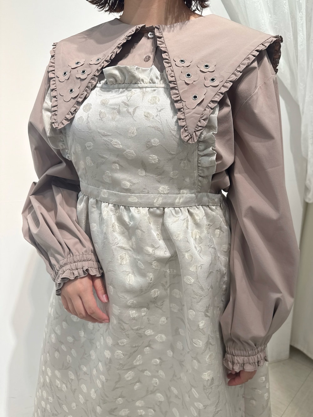 ベージュ系のシャツ/ブラウス、ホワイト系のワンピース、ブラウン系のハンドバッグを着用したレディースの夏コーディネートの7枚目の写真