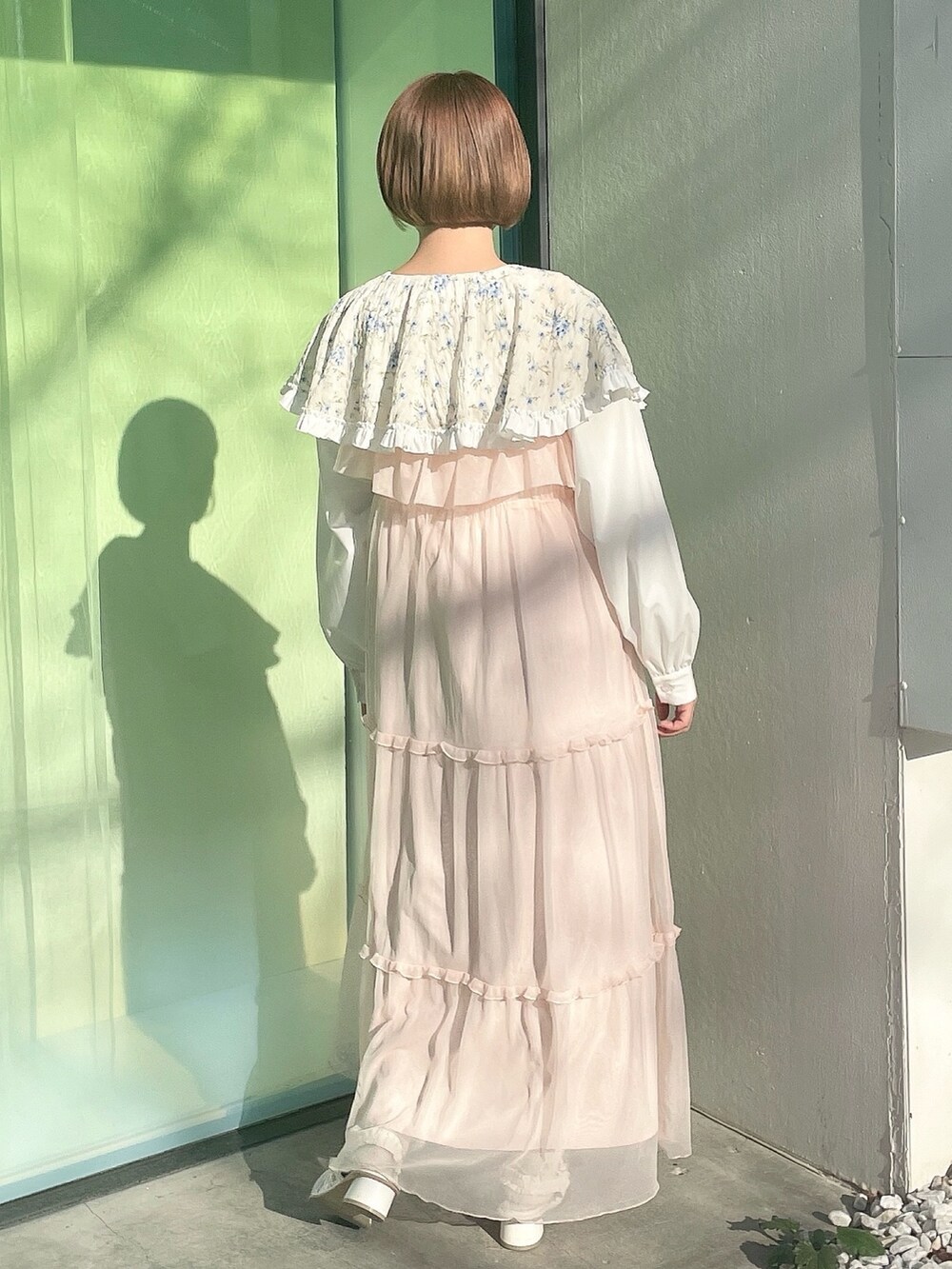 ブルー系のシャツ/ブラウス、ピンク系のワンピース、ホワイト系のパンプスを着用したレディースの春コーディネートの3枚目の写真
