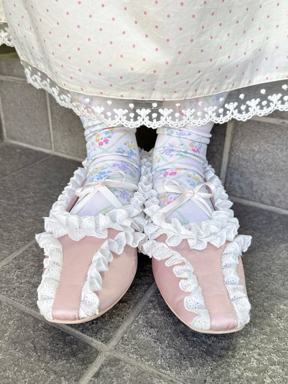 ベージュ系のワンピース、ピンク系のTシャツ/カットソー、ホワイト系のショルダーバッグを着用したレディースの春コーディネートの8枚目の写真