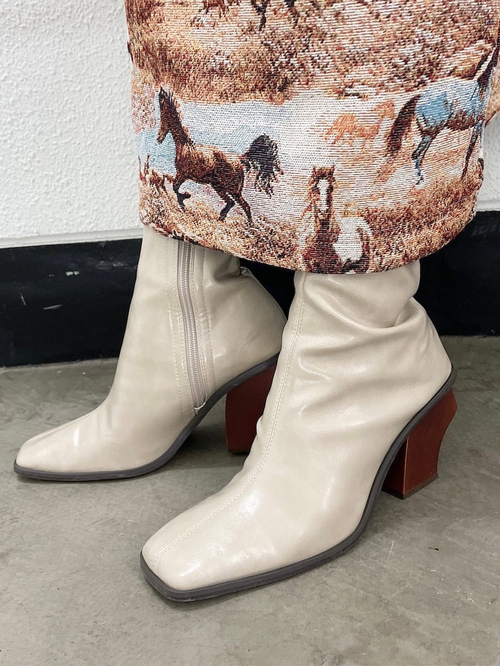 グレー系のカーディガン/ボレロ、ホワイト系のニット/セーター、ベージュ系のブーツを着用したレディースの冬コーディネートの4枚目の写真