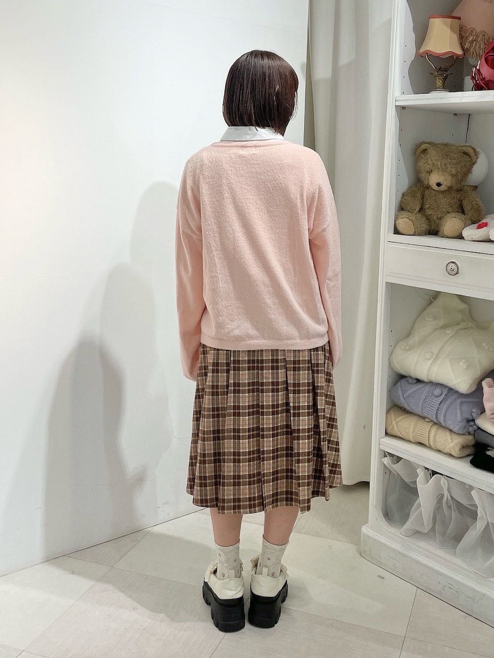 ホワイト系のシャツ/ブラウス、ピンク系のカーディガン/ボレロ、ブラウン系のスカートを着用したレディースの秋コーディネートの3枚目の写真