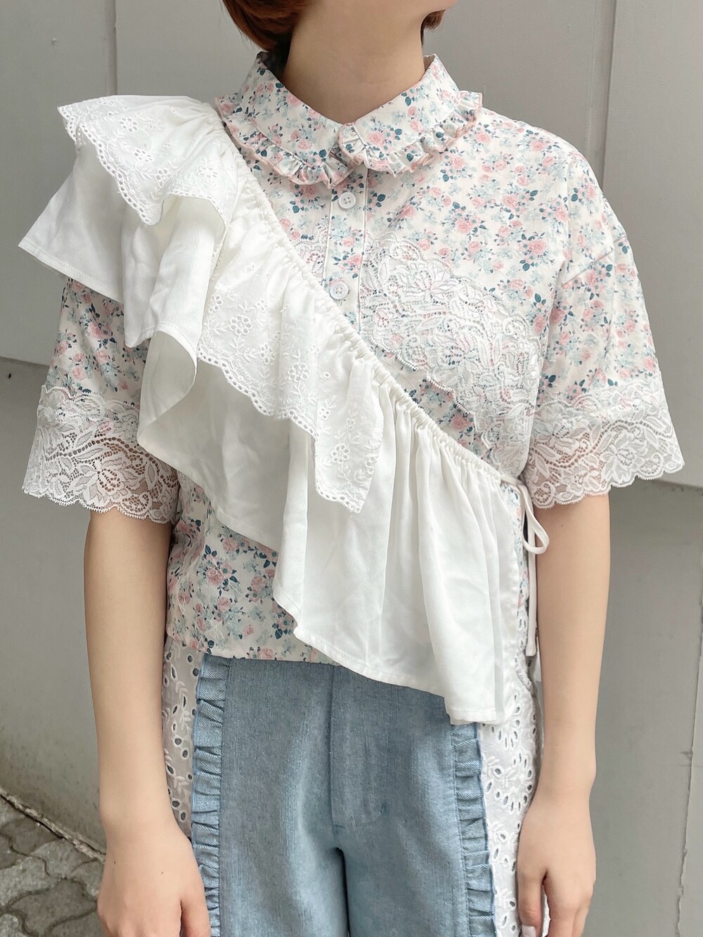 ピンク系のシャツ/ブラウス、ブルー系のデニムパンツ、ゴールド系のバレエシューズを着用したレディースの冬コーディネートの7枚目の写真