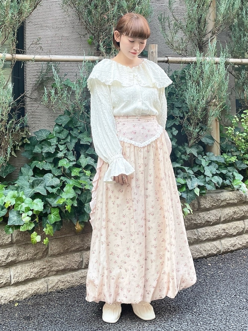 ホワイト系のシャツ/ブラウス、ピンク系のスカート、ホワイト系のパンプスを着用したレディースの春コーディネートの2枚目の写真