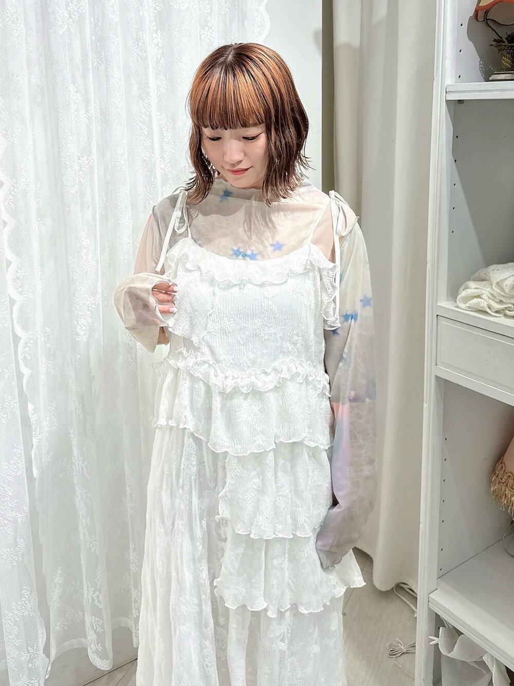 ピンク系のTシャツ/カットソー、ホワイト系のワンピース、ブラウン系のブーツを着用したレディースの夏コーディネートの4枚目の写真