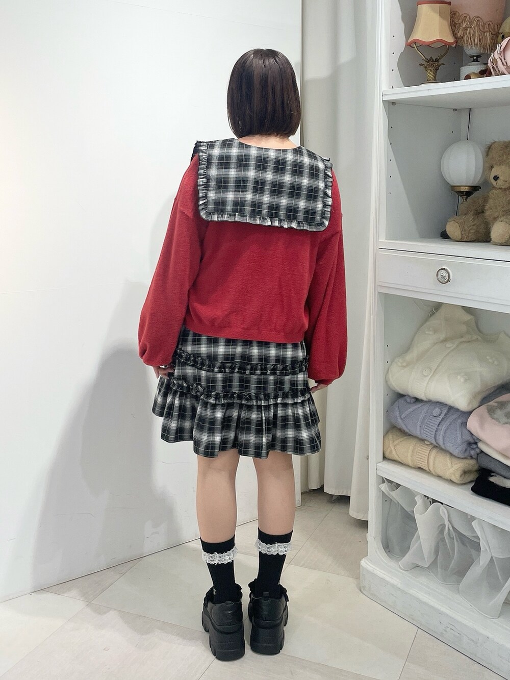 ブラック系のワンピース、レッド系のカーディガン/ボレロ、ブラック系のローファーを着用したレディースの秋コーディネートの3枚目の写真