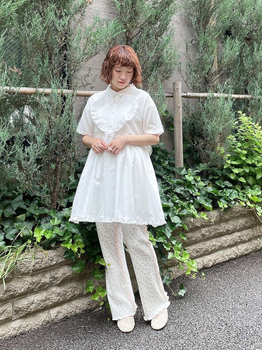 ホワイト系のワンピース、ピンク系のその他パンツ、ホワイト系のパンプスを着用したレディースの春コーディネートの2枚目の写真