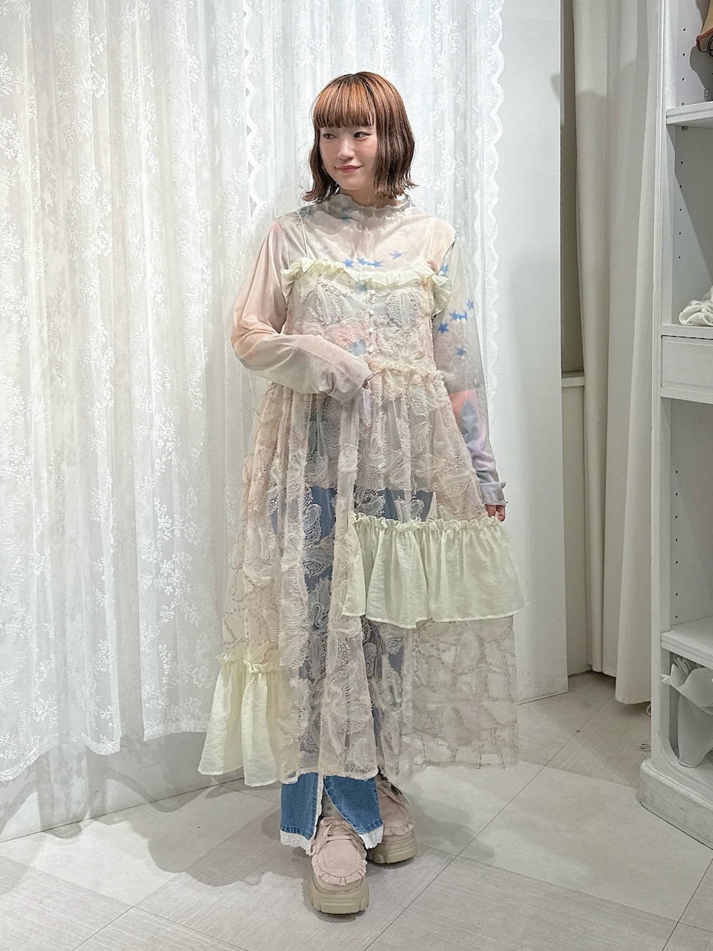 ピンク系のTシャツ/カットソー、ピンク系のワンピース、ブルー系のデニムパンツを着用したレディースの夏コーディネートの2枚目の写真