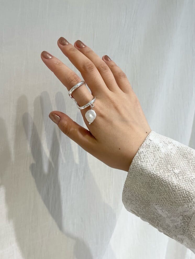 ブラウン系のシャツ/ブラウス、ブラウン系のその他パンツ、ブラウン系のサンダルを着用したレディースの春コーディネートの7枚目の写真