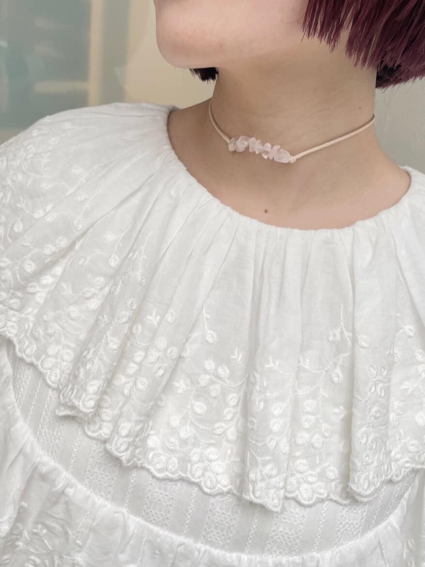 ホワイト系のワンピース、ブラウン系のサンダル、ホワイト系のトートバッグを着用したレディースの春コーディネートの6枚目の写真